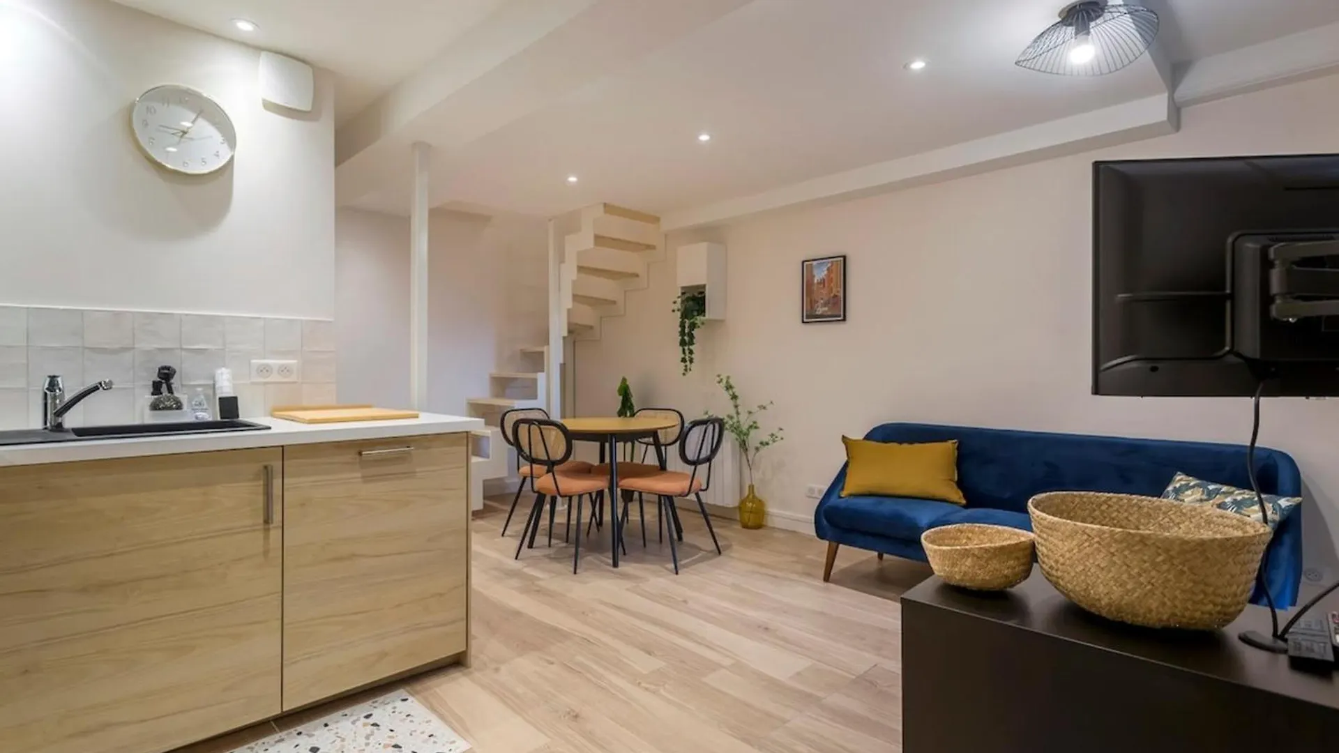 Charming Duplex Nest Newly Renovated contacts
